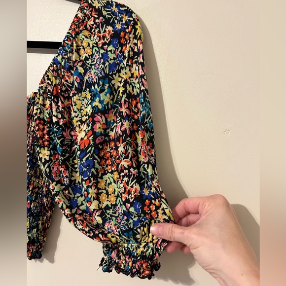 Urban Outfitters Floral Smocked Puff Sleeve Crop Size Medium - Picture 5 of 7